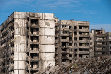 Ukrayna 'daki savaş sırasında şehirdeki evleri yakıp yıktılar.