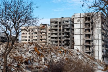 Ukrayna 'daki savaş sırasında şehirdeki evleri yakıp yıktılar.