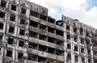 Ukrayna 'daki savaş sırasında şehirdeki evleri yakıp yıktılar.
