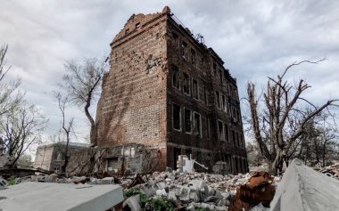 Ukrayna 'daki savaş sırasında şehirdeki evleri yakıp yıktılar.