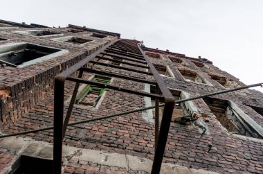 Ukrayna 'daki savaş sırasında şehirdeki evleri yakıp yıktılar.