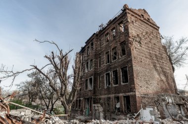 Ukrayna 'daki savaş sırasında şehirdeki evleri yakıp yıktılar.