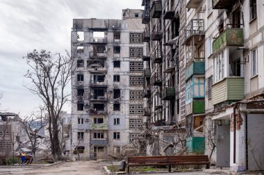 Ukrayna 'daki savaş sırasında şehirdeki evleri yakıp yıktılar.