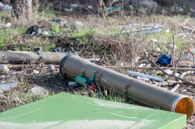 Rusya ile Ukrayna 'da yaşanan yıkık dökük bir ev savaşının arka planına karşı el bombası atar.