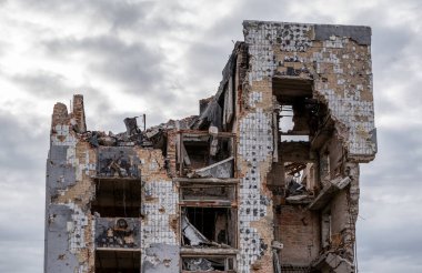 Ukrayna 'daki savaş sırasında şehirdeki evleri yakıp yıktılar.