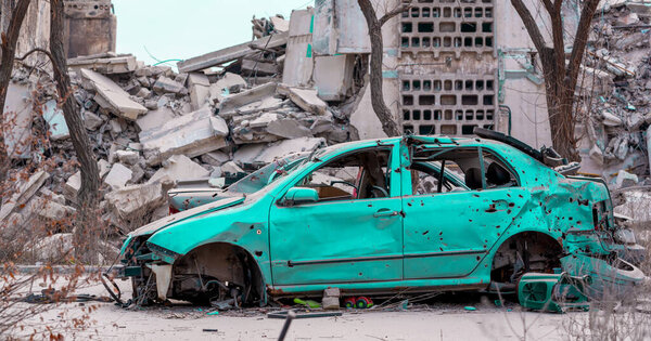 поврежденные и разграбленные автомобили в городе на Украине во время войны с Россией