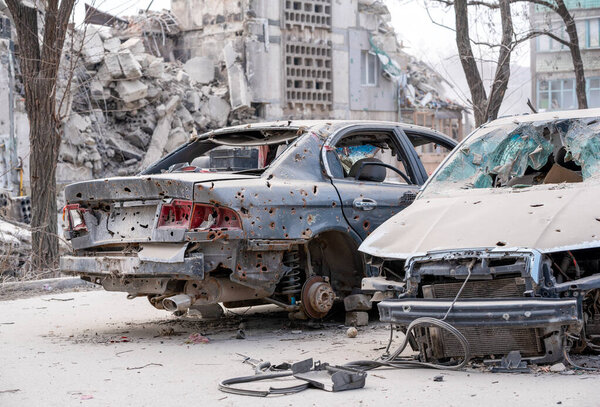 поврежденные и разграбленные автомобили в городе на Украине во время войны с Россией