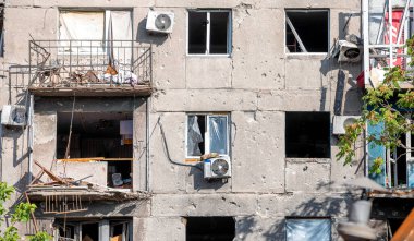 Ukrayna 'daki savaş sırasında şehirdeki evleri yakıp yıktılar.