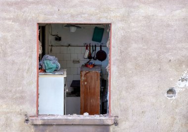 Ukrayna 'daki savaş sırasında şehirdeki evleri yakıp yıktılar.