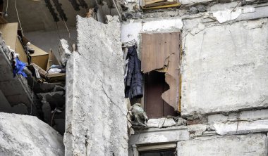 Ukrayna 'daki savaş sırasında şehirdeki evleri yakıp yıktılar.