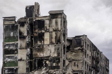 Ukrayna 'daki savaş sırasında şehirdeki evleri yakıp yıktılar.