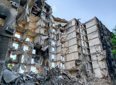 Ukrayna 'daki savaş sırasında şehirdeki evleri yakıp yıktılar.