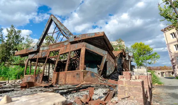 都市で破壊され焼かれた家ロシアウクライナ戦争 — ストック写真