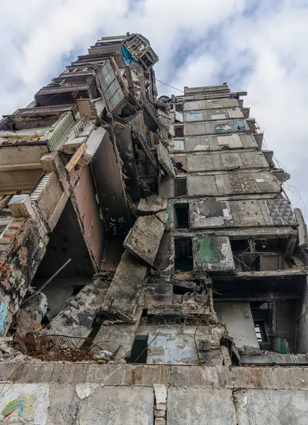 在俄罗斯城市中摧毁和烧毁房屋乌克兰战争 — 图库照片