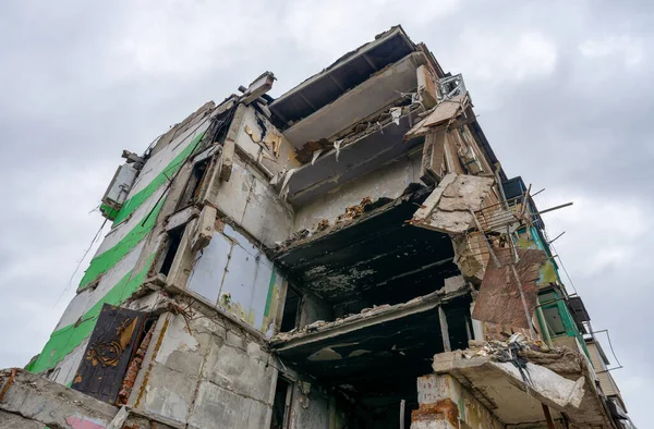 在俄罗斯城市中摧毁和烧毁房屋乌克兰战争 — 图库照片