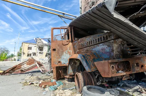 Сожженный Военный Бронеавтомобиль Улице Разрушенной Городской Войны Украина Россия — стоковое фото