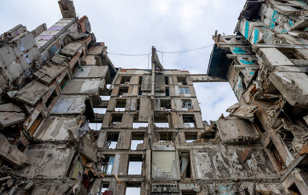 разрушенные и сожженные дома в городе Россия Война на Украине