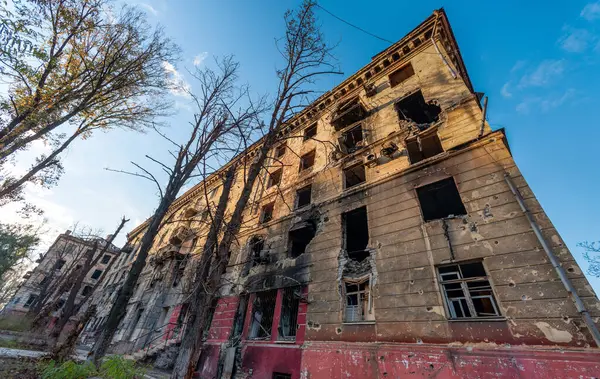 Tuhottu Poltettu Taloja Kaupungin Venäjä Ukraina Sota — kuvapankkivalokuva
