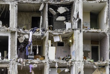 Ukrayna 'daki savaş sırasında şehirdeki evleri yakıp yıktılar.