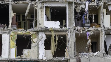Ukrayna 'daki savaş sırasında şehirdeki evleri yakıp yıktılar.