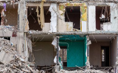 Ukrayna 'daki savaş sırasında şehirdeki evleri yakıp yıktılar.