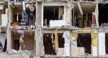 Ukrayna 'daki savaş sırasında şehirdeki evleri yakıp yıktılar.