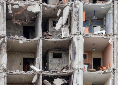 Ukrayna 'daki savaş sırasında şehirdeki evleri yakıp yıktılar.