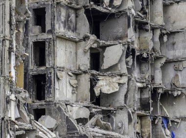 Ukrayna 'daki savaş sırasında şehirdeki evleri yakıp yıktılar.