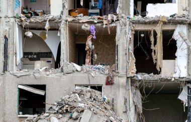 Ukrayna 'daki savaş sırasında şehirdeki evleri yakıp yıktılar.