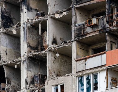 Ukrayna 'daki savaş sırasında şehirdeki evleri yakıp yıktılar.