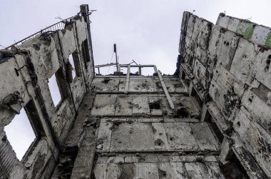 Ukrayna 'daki savaş sırasında şehirdeki evleri yakıp yıktılar.