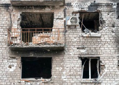 Ukrayna 'daki savaş sırasında şehirdeki evleri yakıp yıktılar.