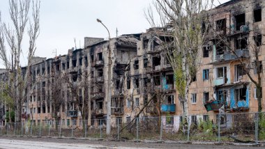 Ukrayna 'daki savaş sırasında şehirdeki evleri yakıp yıktılar.