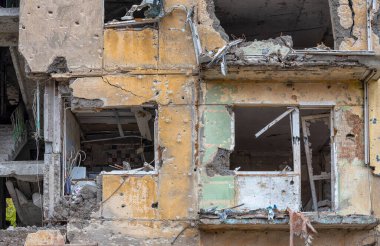 Ukrayna 'daki savaş sırasında şehirdeki evleri yakıp yıktılar.