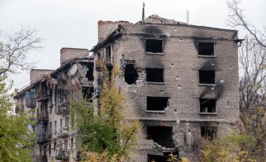 Ukrayna 'daki savaş sırasında şehirdeki evleri yakıp yıktılar.