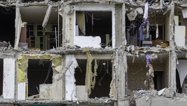 разрушенные и сожженные дома в городе во время войны на Украине