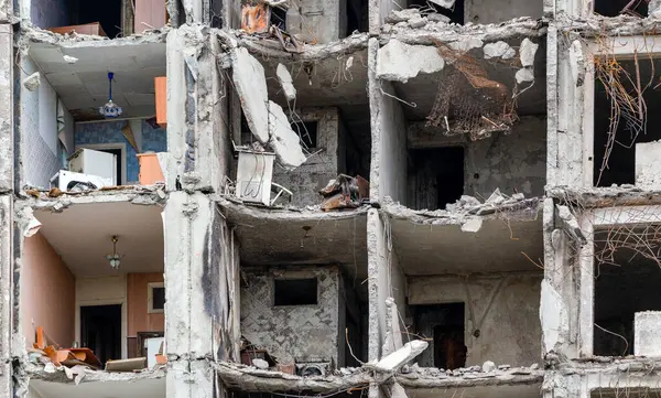 Ukrayna 'daki savaş sırasında şehirdeki evleri yakıp yıktılar.