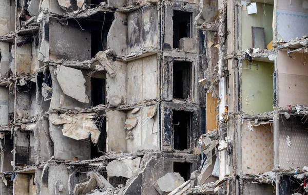 Ukrayna 'daki savaş sırasında şehirdeki evleri yakıp yıktılar.