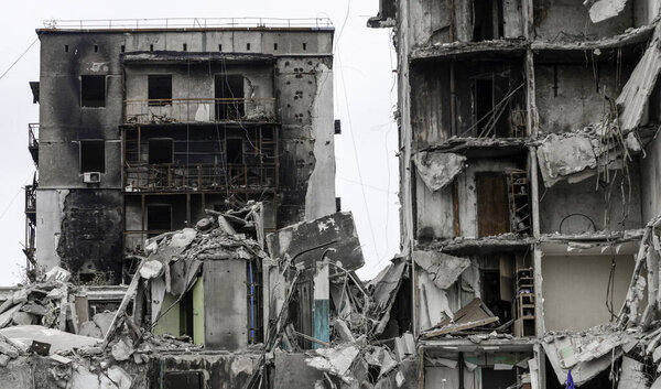 разрушенные и сожженные дома в городе во время войны на Украине