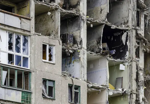 Ukrayna 'daki savaş sırasında şehirdeki evleri yakıp yıktılar.