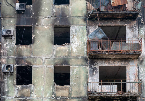 разрушенные и сожженные дома в городе во время войны на Украине