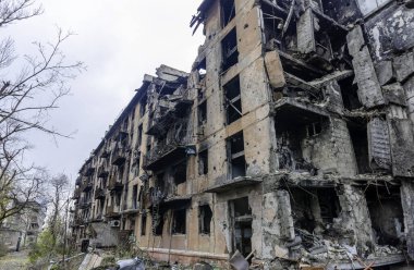 Ukrayna 'daki savaş sırasında şehirdeki evleri yakıp yıktılar.
