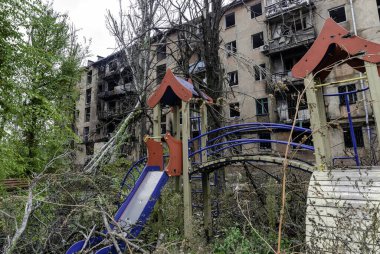 Ukrayna 'daki savaş sırasında şehirdeki evleri yakıp yıktılar.