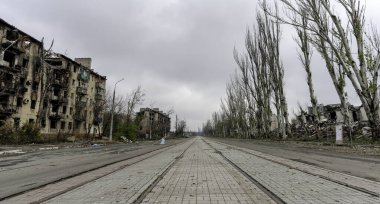 Ukrayna 'daki savaş sırasında şehirdeki evleri yakıp yıktılar.