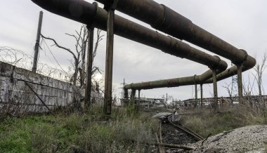 Rusya ile Ukrayna 'daki Mariupol savaşındaki Azovstal fabrikasının atölyesinin binalarını yıktılar