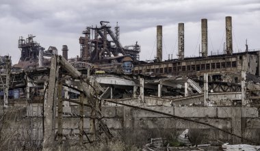 Rusya ile Ukrayna 'daki Mariupol savaşındaki Azovstal fabrikasının atölyesinin binalarını yıktılar