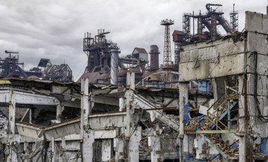 Rusya ile Ukrayna 'daki Mariupol savaşındaki Azovstal fabrikasının atölyesinin binalarını yıktılar