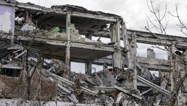 Rusya ile Ukrayna 'daki Mariupol savaşındaki Azovstal fabrikasının atölyesinin binalarını yıktılar