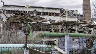 Rusya ile Ukrayna 'daki Mariupol savaşındaki Azovstal fabrikasının atölyesinin binalarını yıktılar
