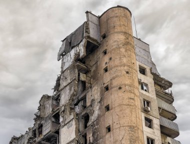 Ukrayna 'daki savaş sırasında şehirdeki evleri yakıp yıktılar.